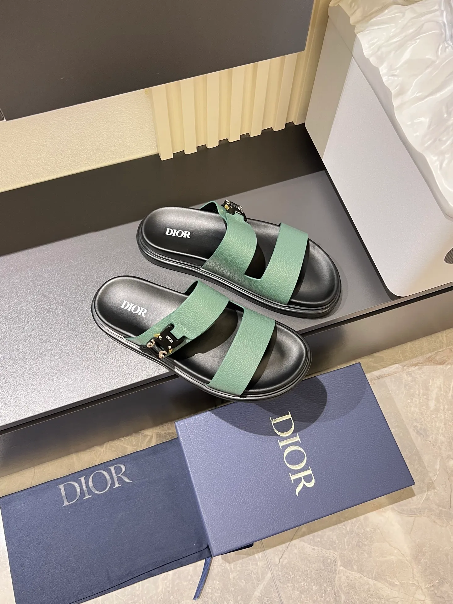 Men's Men's Shoes 💰p320 Dio* Men's Sandals Slippers. Showcasing Dior haute couture design. The Dior gray suede strap is accented with an aluminum Dior buckle for added style. Paired with a comfortable tonal notch sole, they pair easily with shorts or jeans for a sophisticated look. Main body: suede cow leather, technical fabric lining: cow leather, with adjustable straps, aluminum Dior buckle, Dior gray EVA insole, tonal notched rubber outsole splicing structure, size: 38-44 (customized at 45.46)